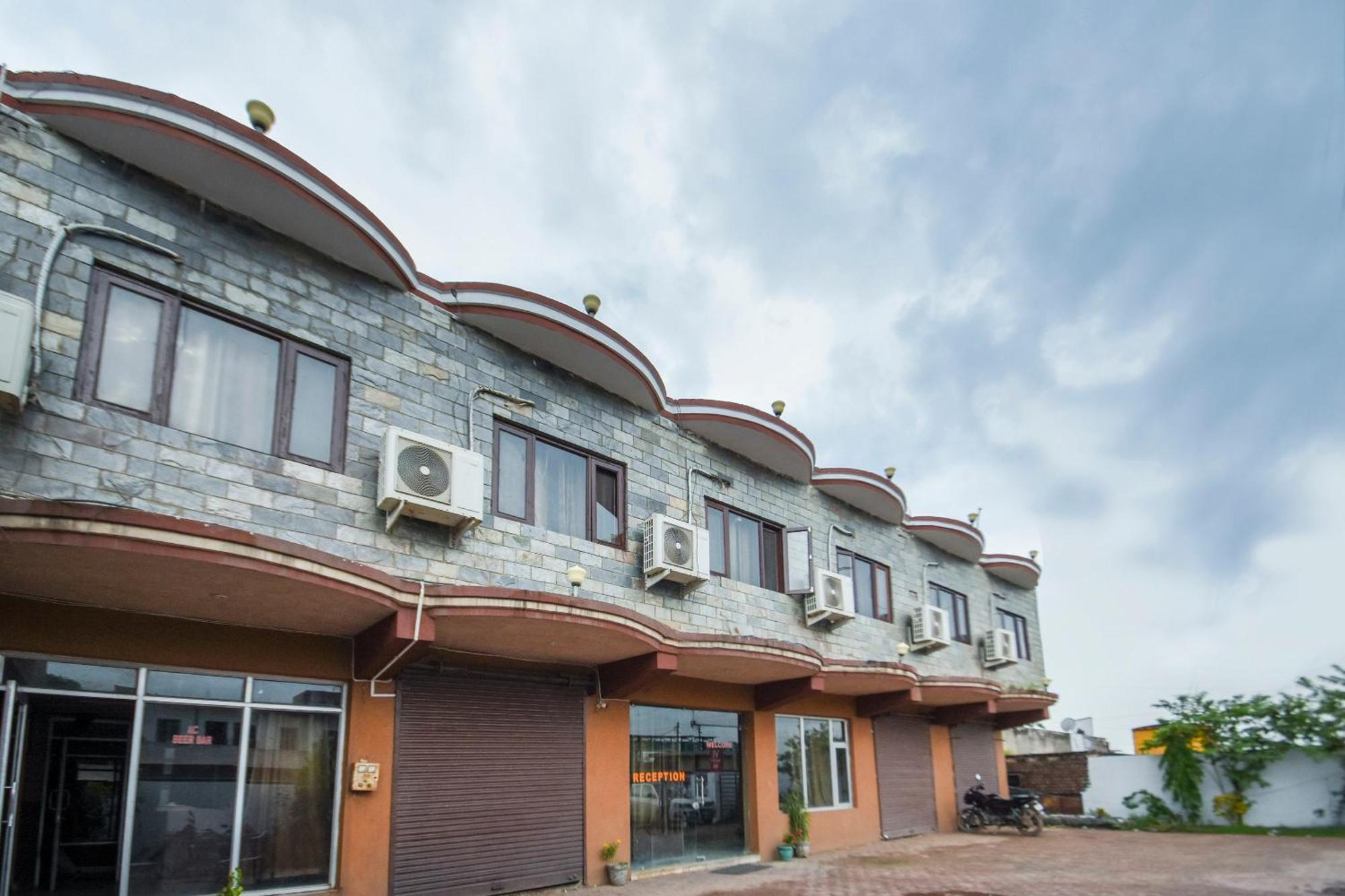 Oyo Flagship Vibes Hotel Nālāgarh Exteriör bild